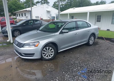 2013 Volkswagen Passat 2.5L S z USA, uszkodzony, nr VIN 1VWAH7A3XDC042630